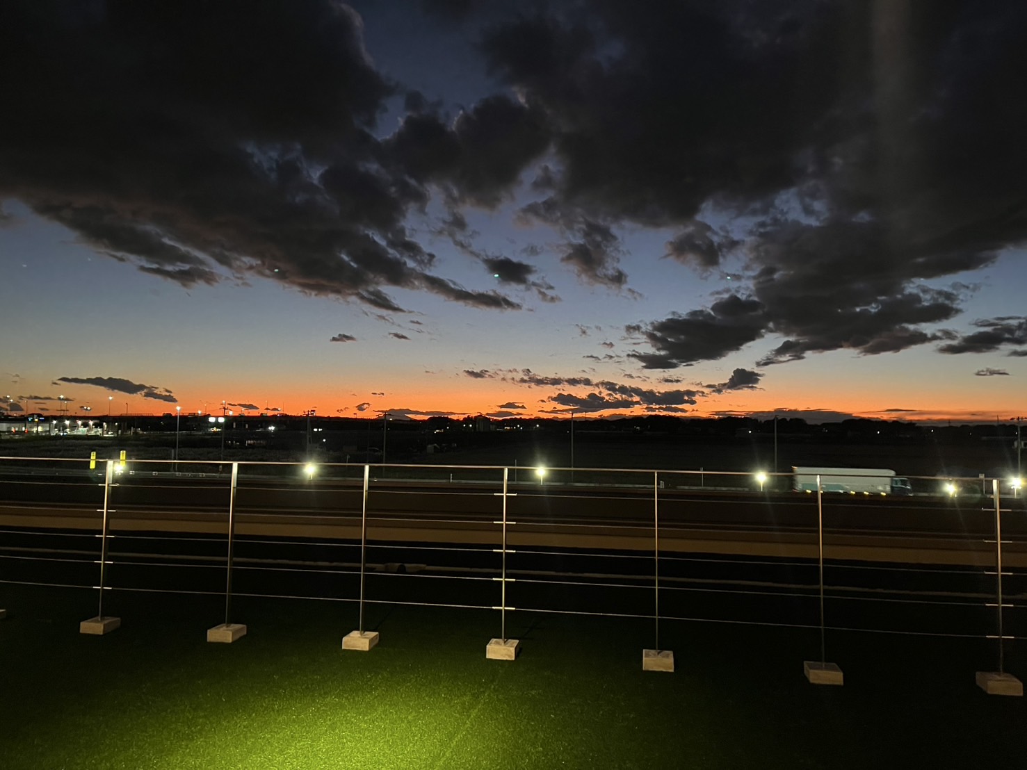 「お湯むすび」から見える夕焼けの風景。美しいオレンジ色に染まる空と暗くなり始めた雲が対照的です。