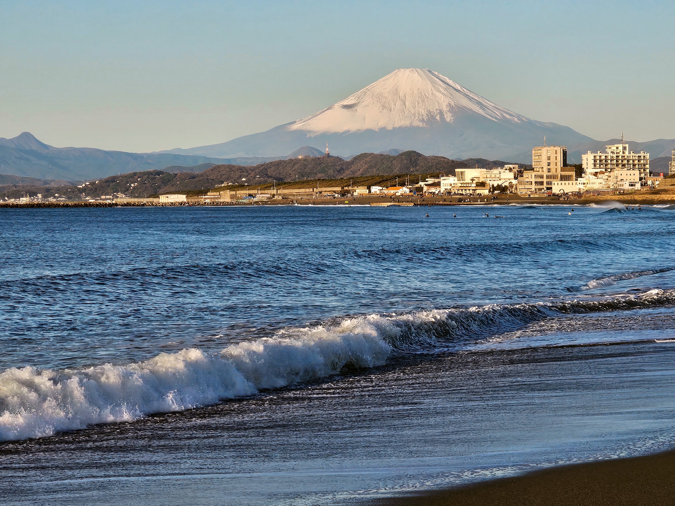 海越しに望む富士山の絶景