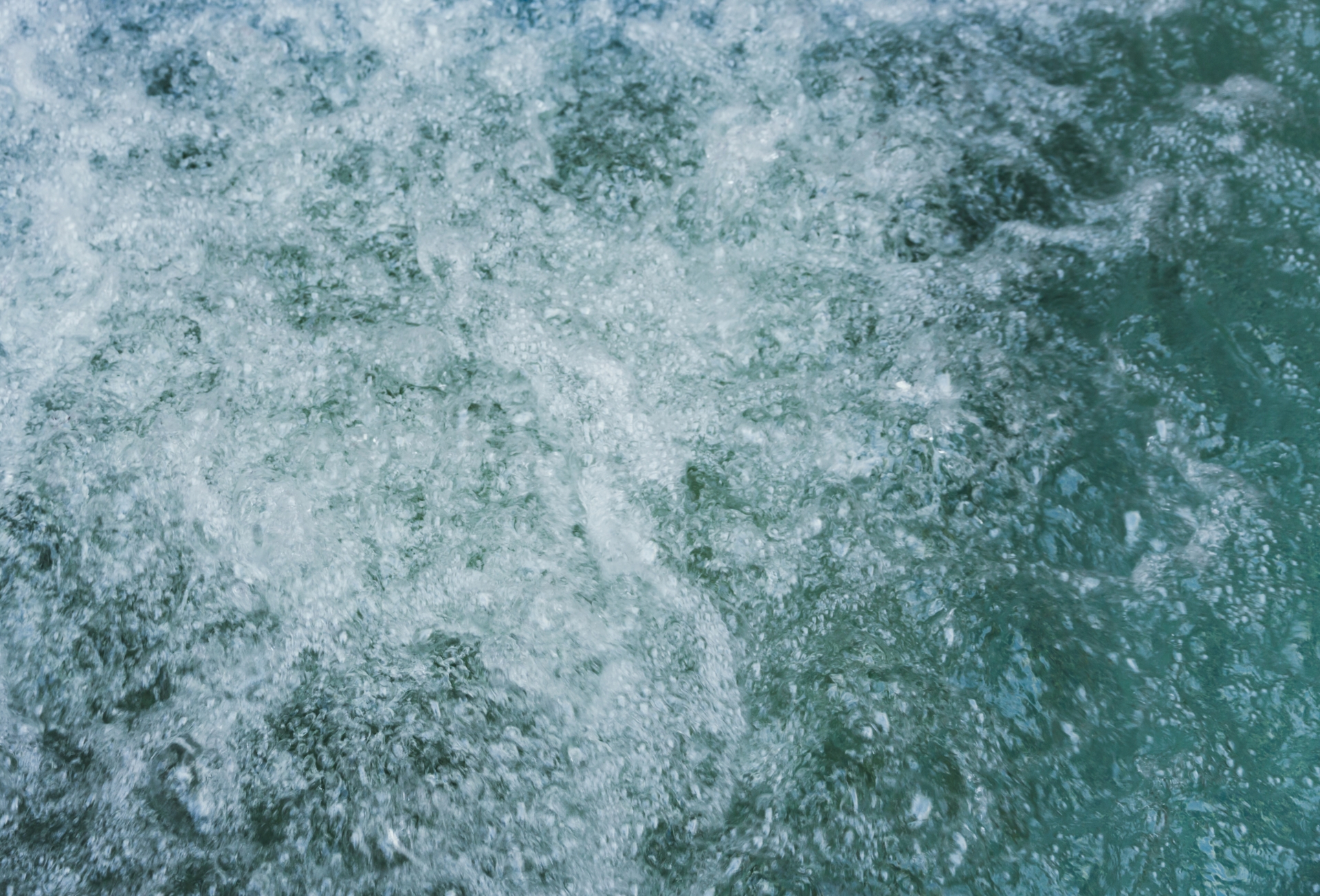 水風呂の表面に立ち上る無数の気泡の様子。