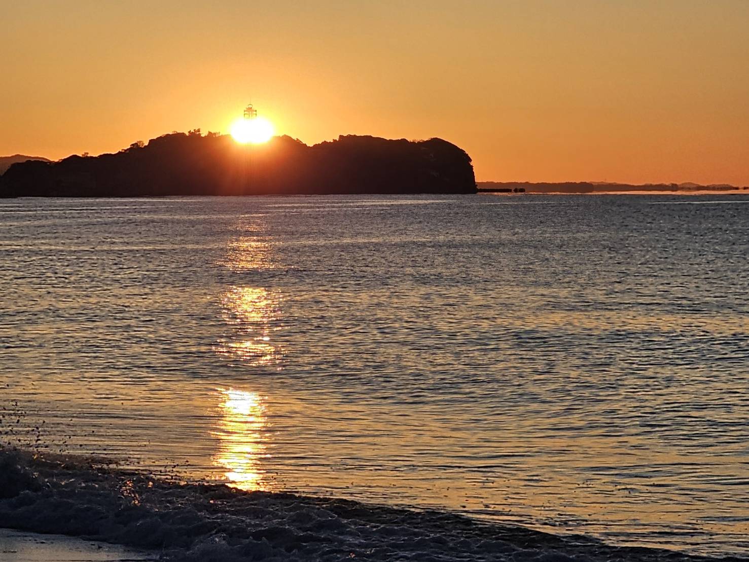 海岸から望む初日の出 – 江ノ島の美しい朝景