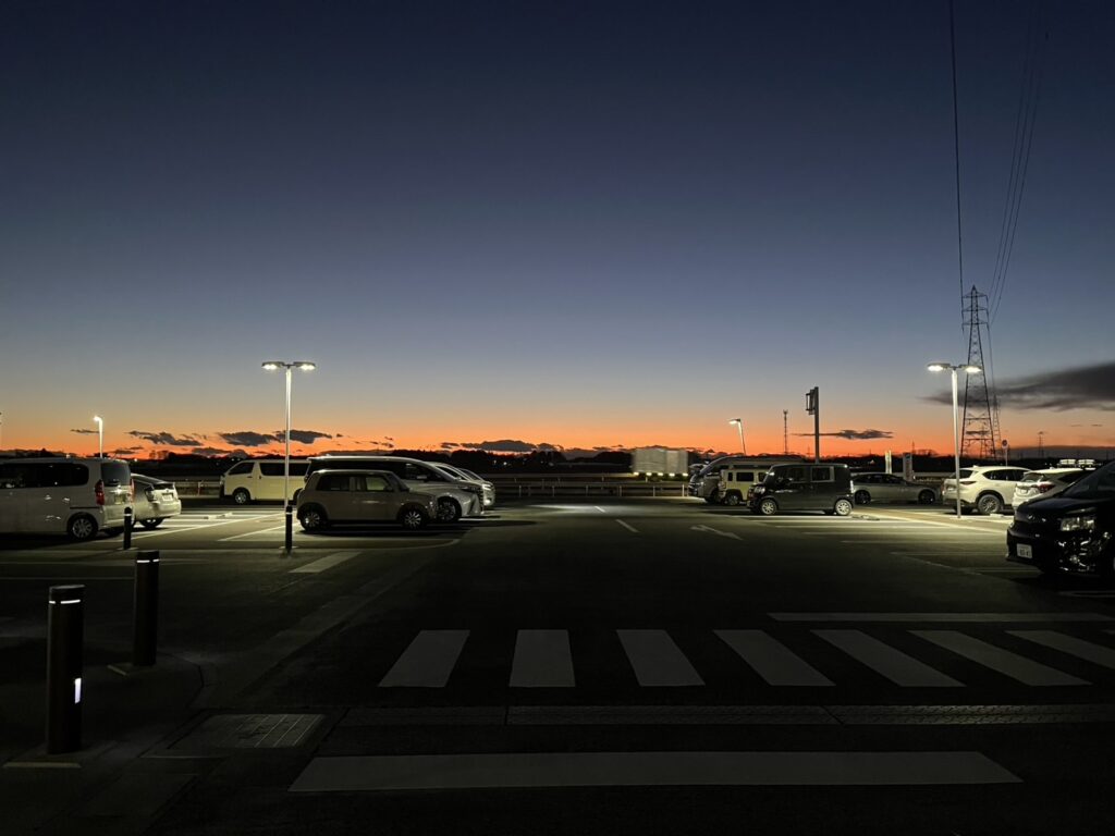 温浴施設「お湯むすび」の駐車場から眺める美しい朝焼け