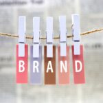 洗濯ばさみで吊るされたカラフルなカードに「BRAND」の文字が並ぶ画像