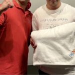 熱波師検定の受講後にJSNAロゴ入りタオルを持つ参加者と講師