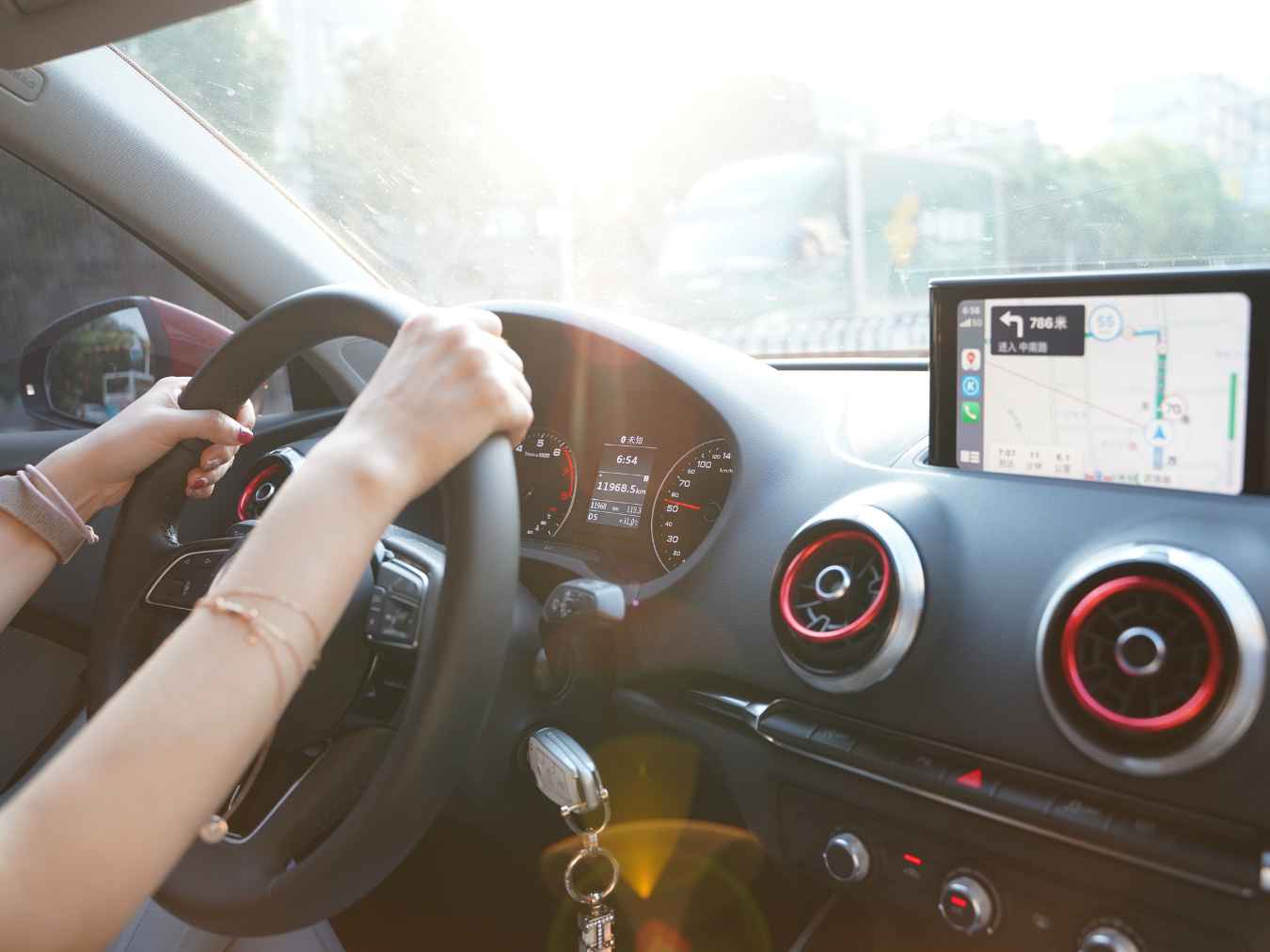 車の運転中にカーナビでルート案内を確認している様子