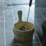 サウナの床に置かれた木製の桶と柄杓