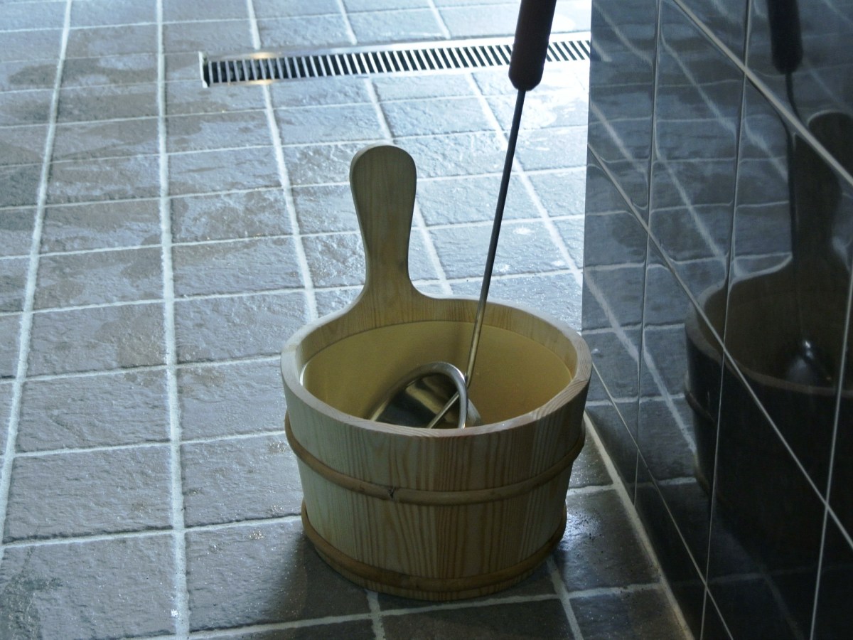 サウナの床に置かれた木製の桶と柄杓