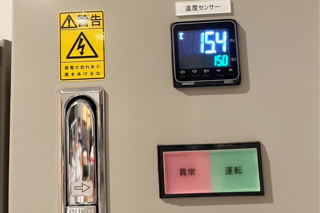 制御盤に設置された温度センサーと警告表示、異常・運転表示ランプ