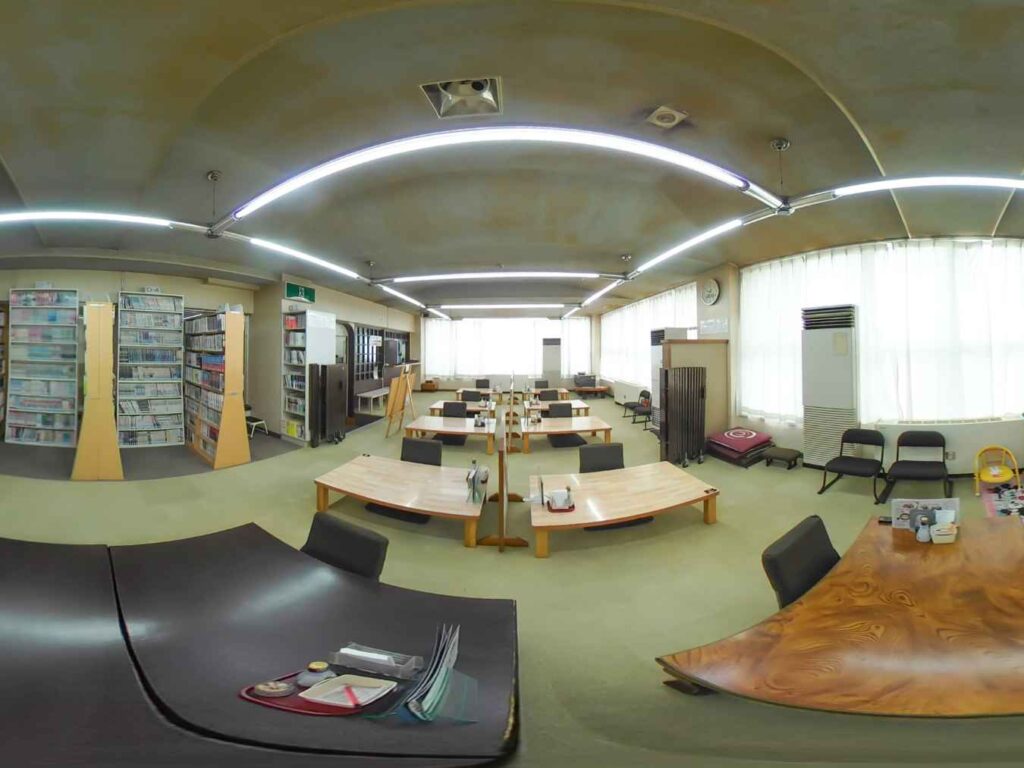 漫画棚と座卓が並ぶ温浴施設内の休憩スペースの360度画像