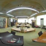 漫画棚と座卓が並ぶ温浴施設内の休憩スペースの360度画像