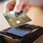 クレジットカードを非接触型決済端末にかざして支払いを行う様子