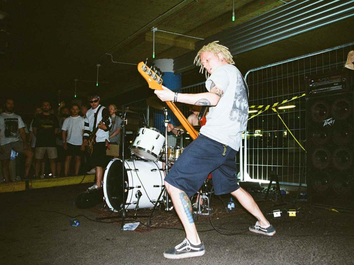地下駐車場でエネルギッシュに演奏するパンクバンドのライブ