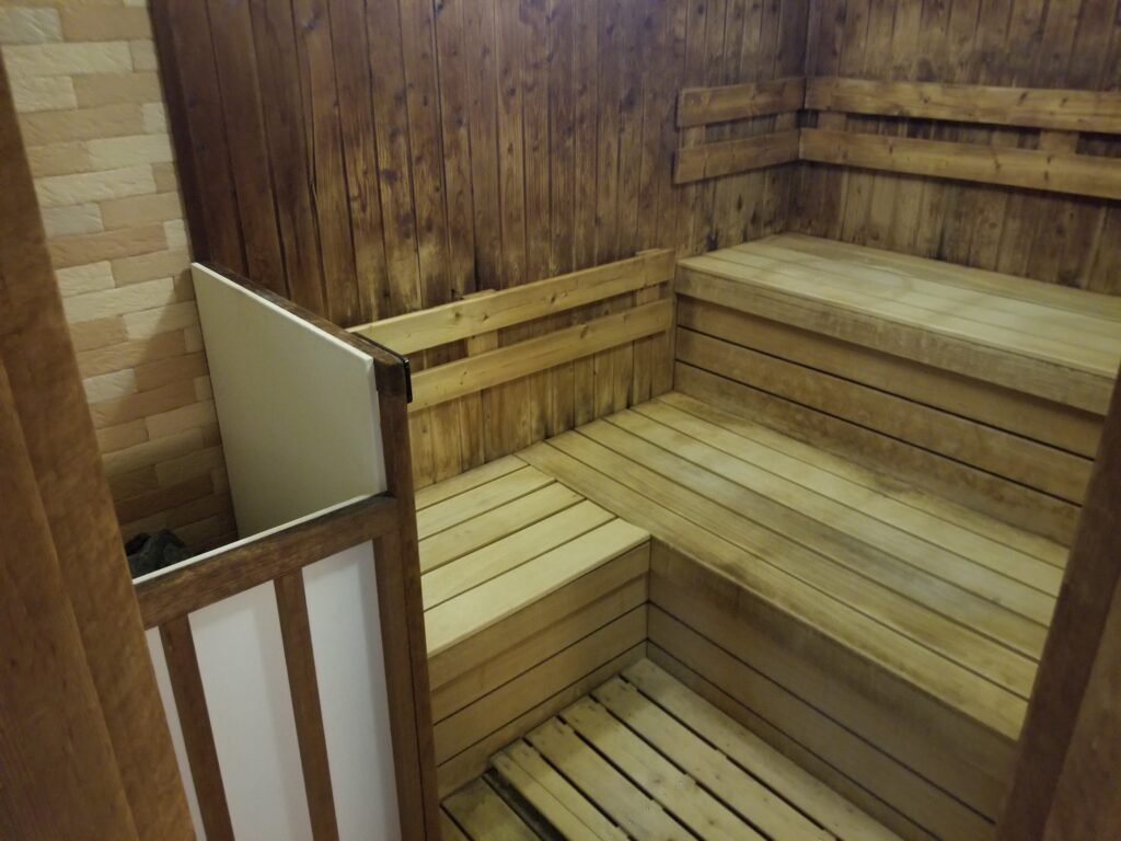 木製ベンチが並ぶサウナ室の内部