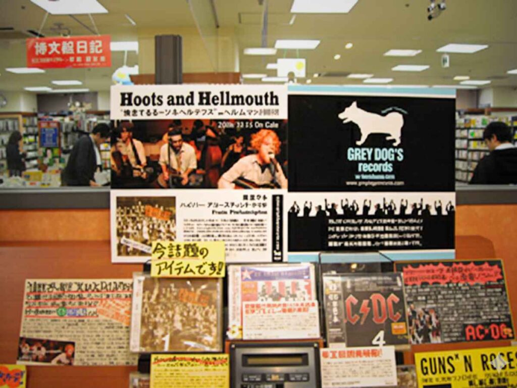 店舗内で手作りPOPやCD販促ポスターが並ぶ音楽売り場のディスプレイ