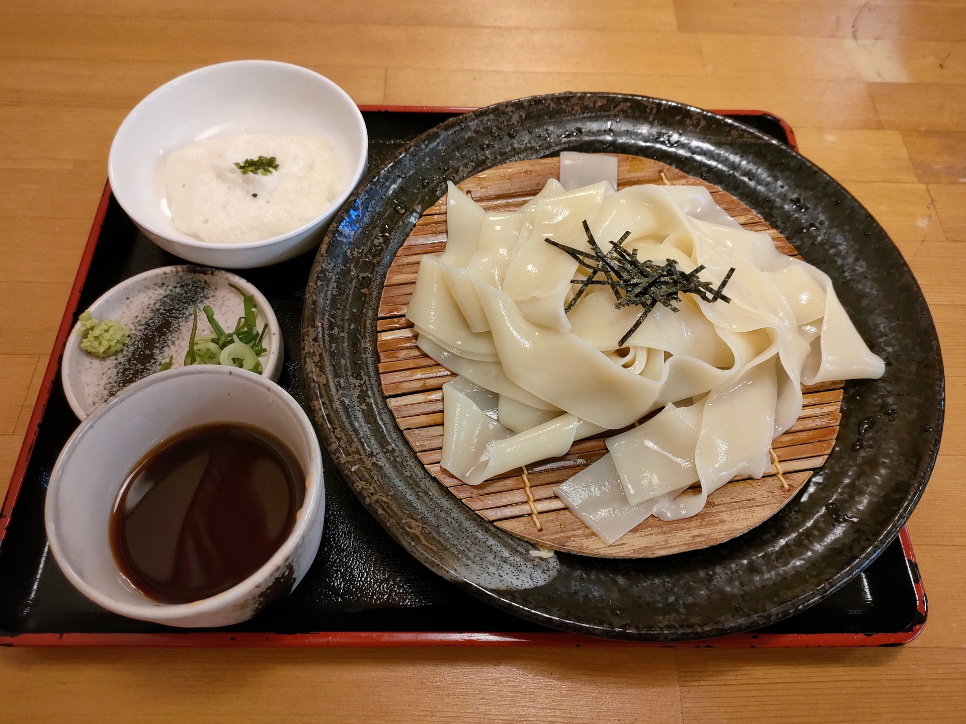 冷やしきしめん風うどんをとろろと薬味で味わう冷製うどんセット