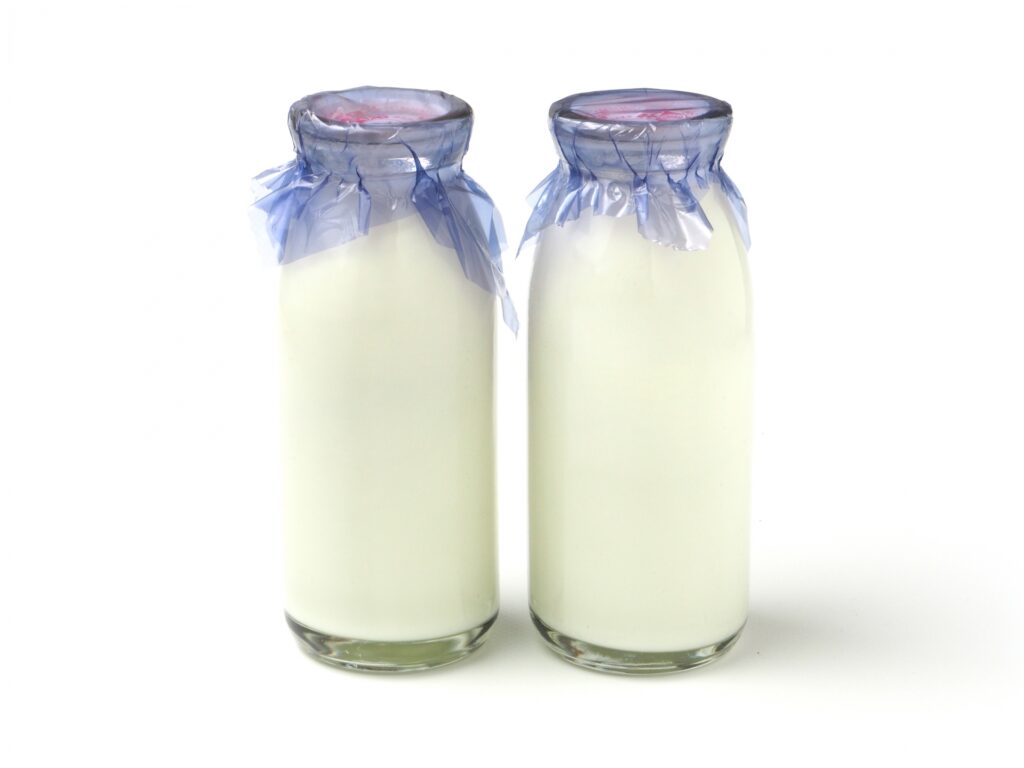 瓶入り牛乳が2本並んでいる写真