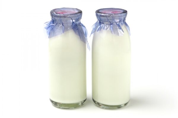 瓶入り牛乳が2本並んでいる写真