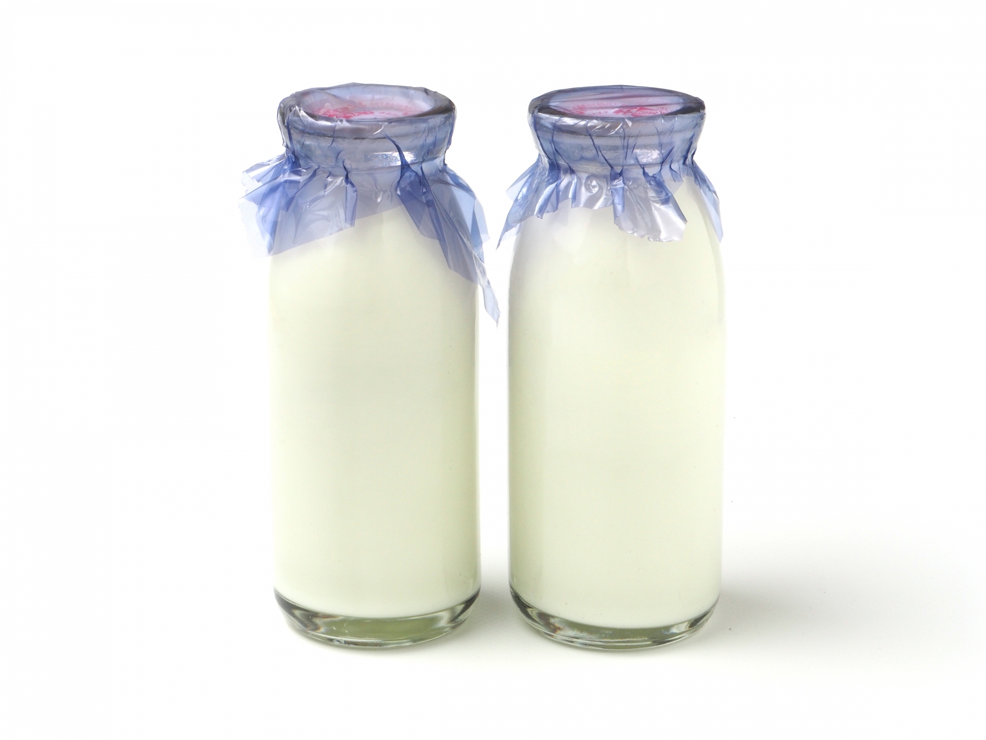 瓶入り牛乳が2本並んでいる写真