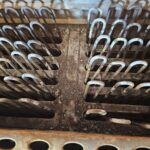 サウナストーブの内部ヒーターエレメントが並ぶ様子