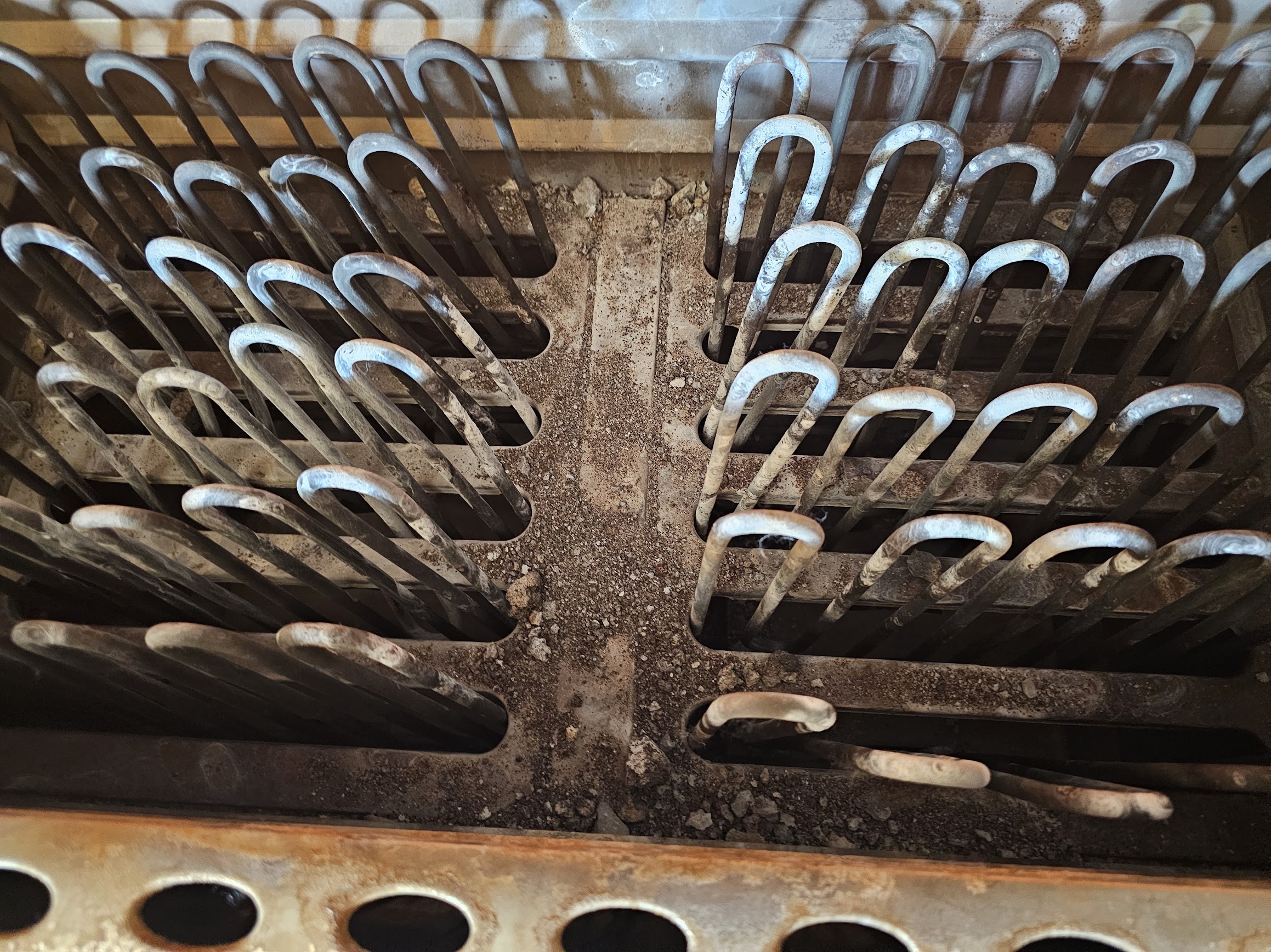 サウナストーブの内部ヒーターエレメントが並ぶ様子