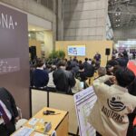 温浴業界の展示会セミナーで講演を聞く参加者たち