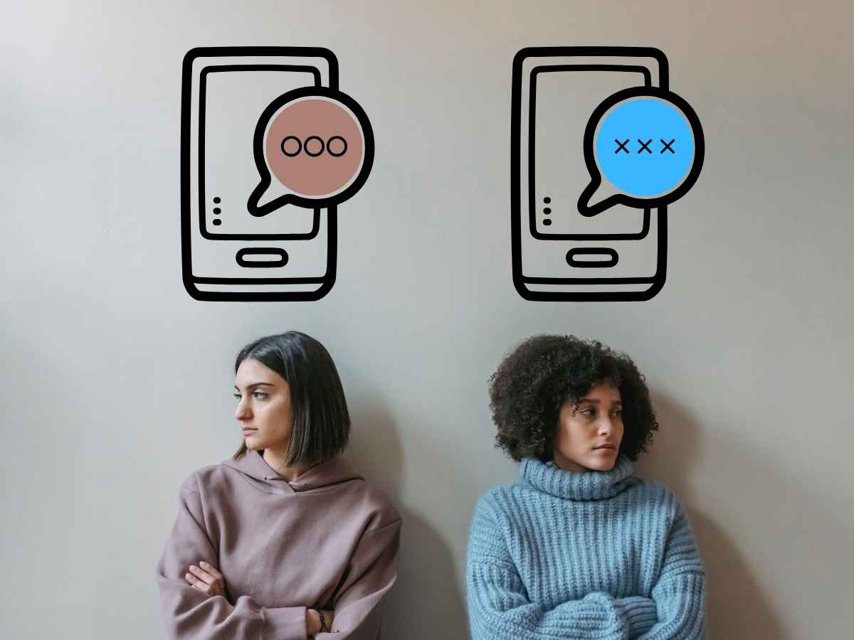 メッセージの誤解で気まずくなる二人の女性とスマートフォンのイラスト