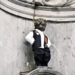 ブリュッセルの小便小僧が制服姿で放水している様子