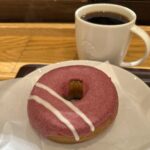 ストロベリー風味のドーナツとホットコーヒーが並ぶテーブルの様子