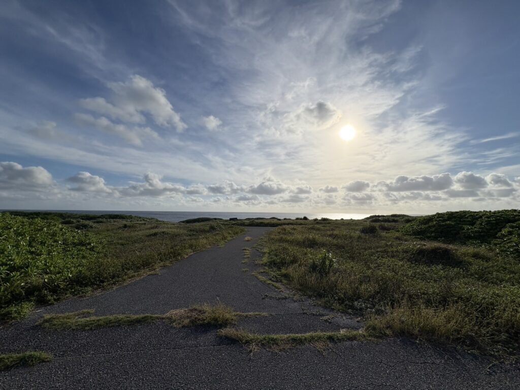 海沿いの小道と夕日が照らす穏やかな風景