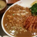 カツカレーとサラダ、味噌汁が並ぶ和食ランチの盛り付け