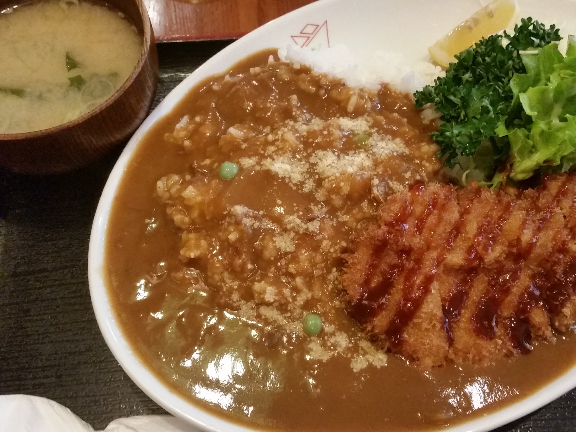 カツカレーとサラダ、味噌汁が並ぶ和食ランチの盛り付け