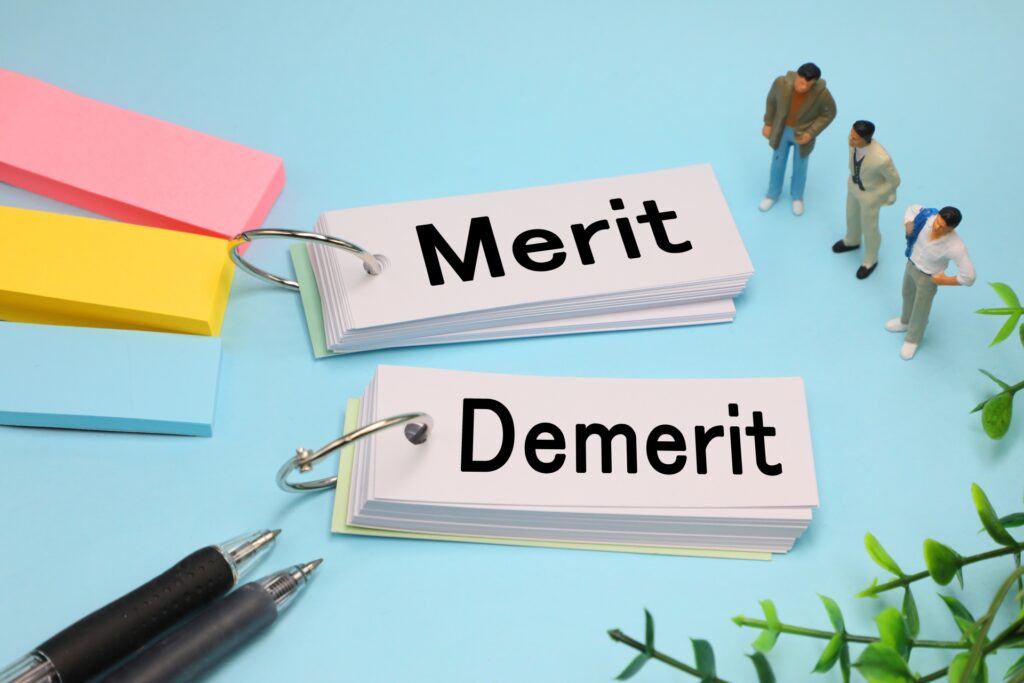 メリットとデメリットのカードが並ぶ画像