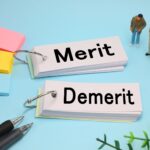 メリットとデメリットのカードが並ぶ画像