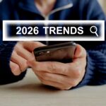 スマートフォンを操作する人物と「2026 TRENDS」の検索イメージを示す画面