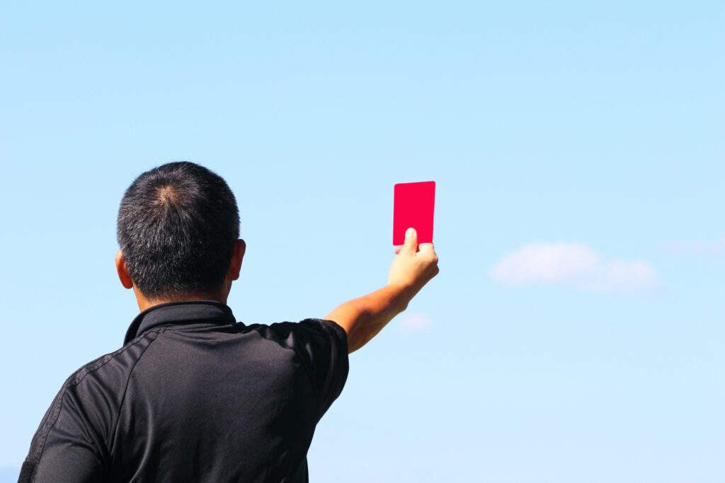 人が指摘している様子