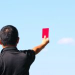 人が指摘している様子