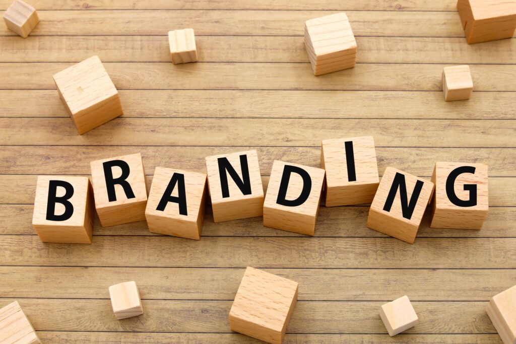 木製ブロックに「BRANDING」の文字が並べられたテーブル上の配置を示す写真です。