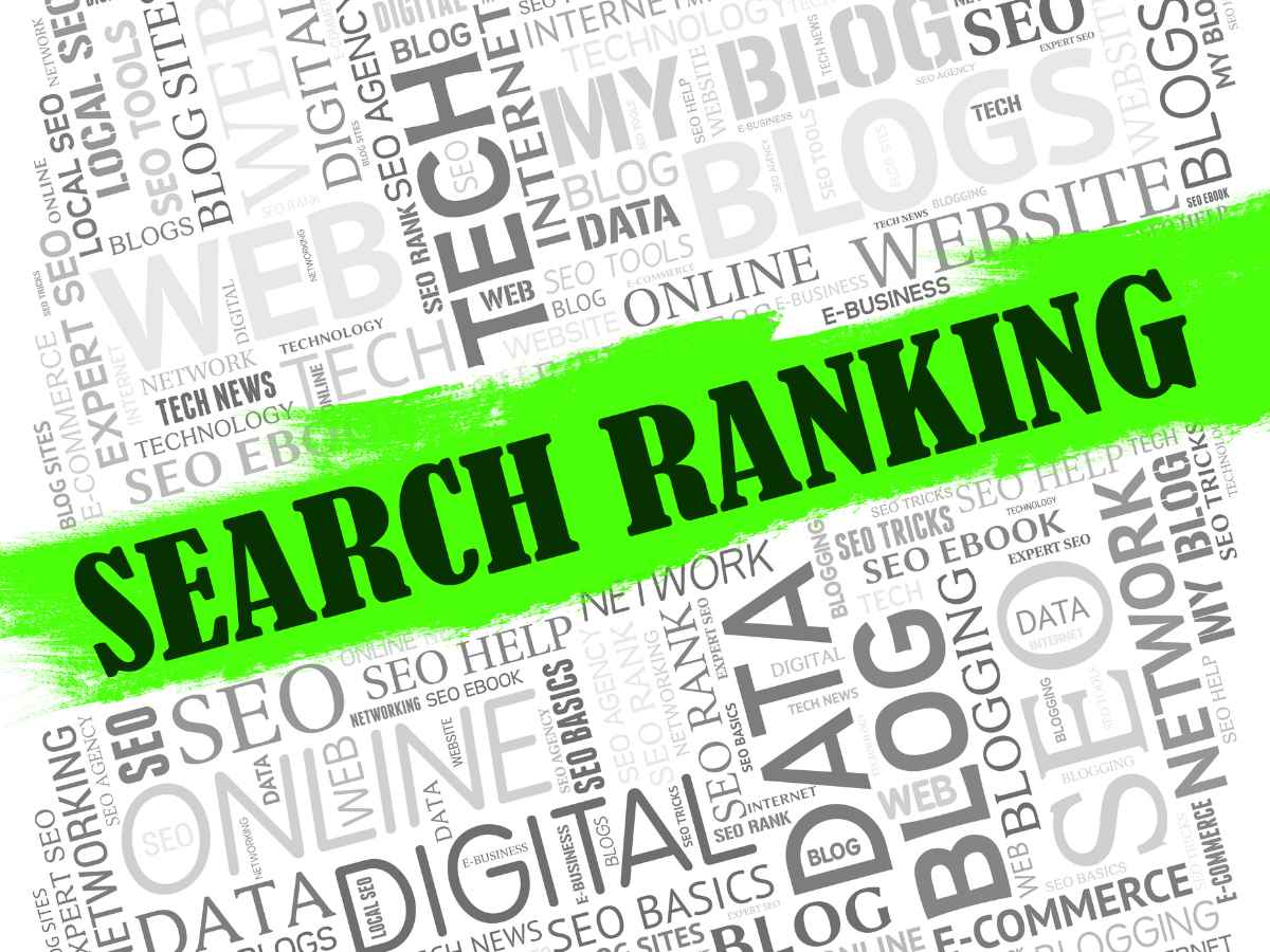 検索順位やSEO関連の英単語が背景に配置され、中央にSEARCH RANKINGと書かれた画像です。