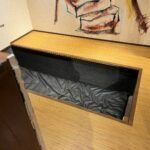 小上がり席の床に設けられた掘り炬燵跡の窪みにクッションが敷かれている様子。