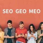スマートフォンを操作する複数の男女が横一列に並び、背景にSEO・GEO・MEOと書かれた文字が配置されている写真。