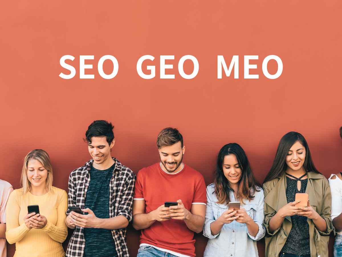 スマートフォンを操作する複数の男女が横一列に並び、背景にSEO・GEO・MEOと書かれた文字が配置されている写真。