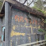 有馬温泉に残る旧有馬ヘルスセンター建物の外観で、壁面に看板跡が見える様子です。