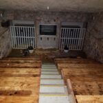 営業停止後の大型サウナ施設の室内と木製ベンチが並ぶサウナ空間の様子