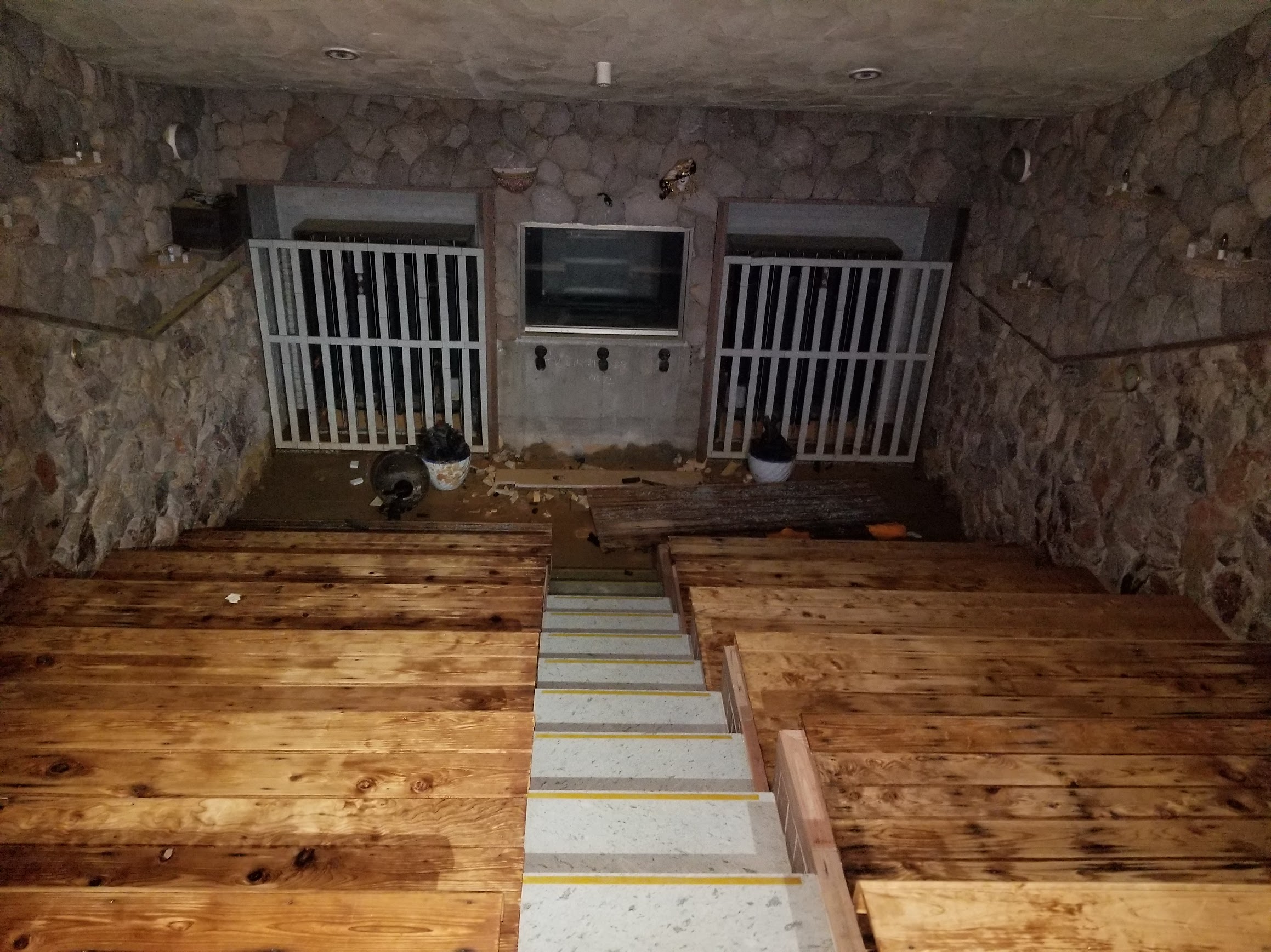 営業停止後の大型サウナ施設の室内と木製ベンチが並ぶサウナ空間の様子