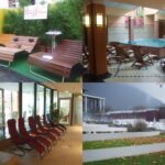 ドイツの温浴施設に設置された木製の椅子や、屋外プールを望むタイル張りの休憩スペース