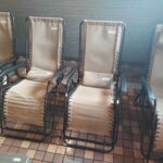 温浴施設の休憩スペースに設置された4脚のコールマン製リクライニングチェアが並んでいます。