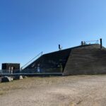 海岸沿いに建つ、木材を多用した幾何学的な外観のフィンランドのサウナ施設。