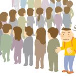 大勢の人が並んで混雑している様子を背後に、困った表情で立ち尽くすバックパックを背負った男性のイラストです