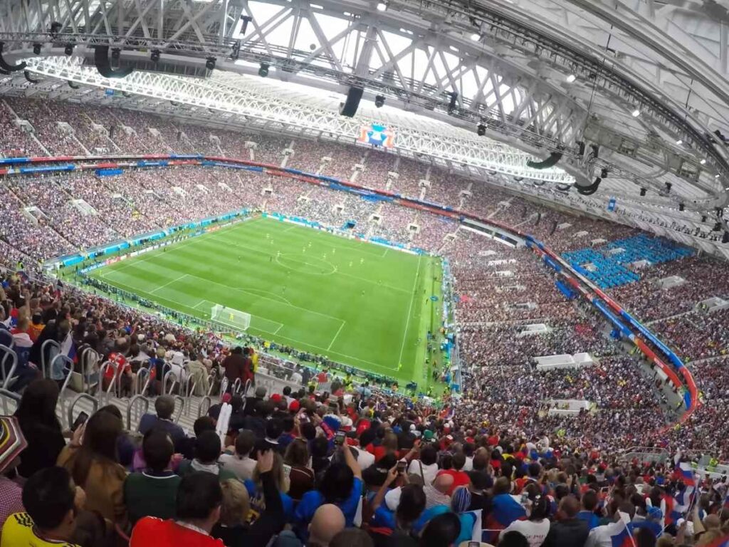 超満員のサッカースタジアムをスタンド席から俯瞰で見下ろした風景