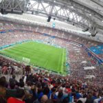 超満員のサッカースタジアムをスタンド席から俯瞰で見下ろした風景