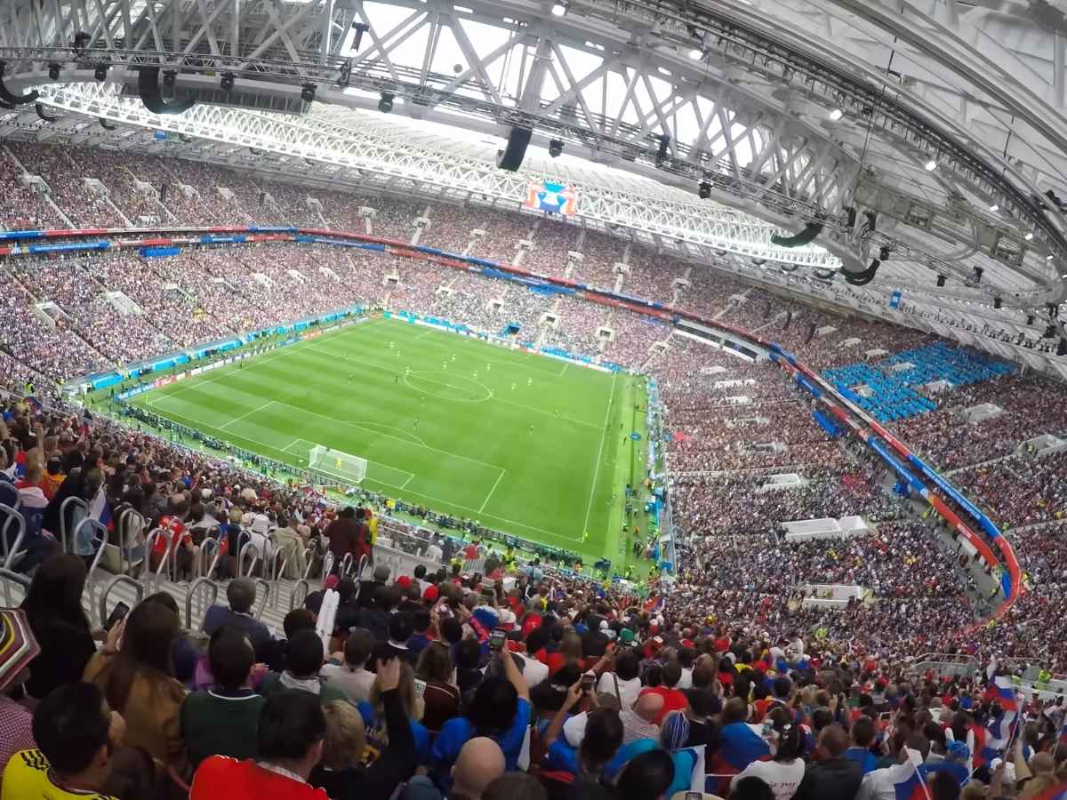 超満員のサッカースタジアムをスタンド席から俯瞰で見下ろした風景